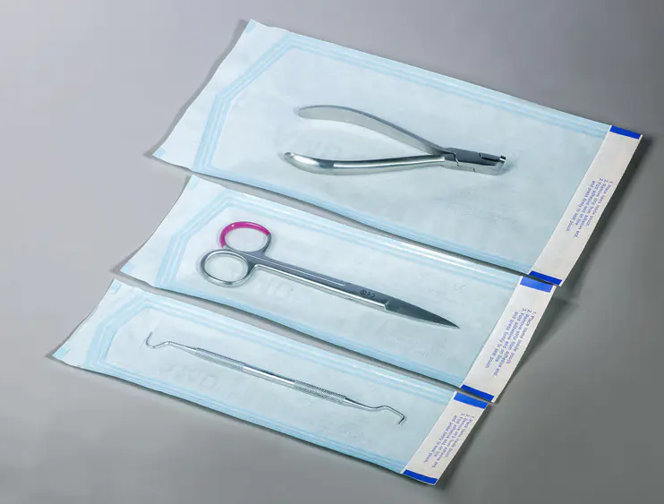 ¿Cómo garantizan las bolsas de esterilización autosellantes la barrera estéril de los dispositivos médicos?