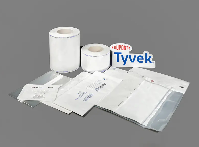 ¿Cómo se desempeña el material en rollo Tyvek en procesos de esterilización a alta temperatura?
