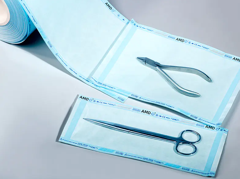 ¿Para qué se utiliza un rollo de esterilización plano en envases médicos?